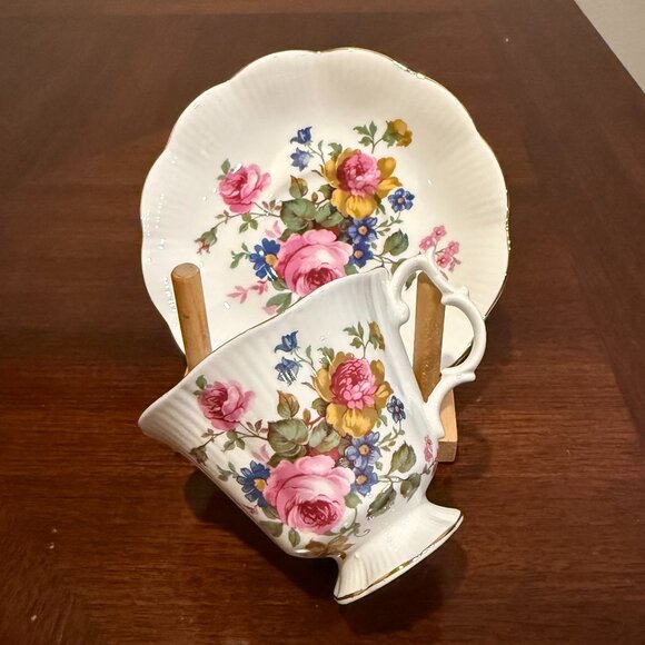 Royal Albert English Tea Cup and Saucer Set - Big Pink Roses and Blue Flowers - Picture 2 of 5